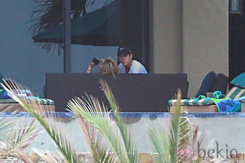Nick Jonas junto a su novia, Delta Goodrem, en México