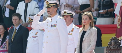 64215_reyes-espana-presiden-acto-militar-escuela-naval-marin_m.jpg