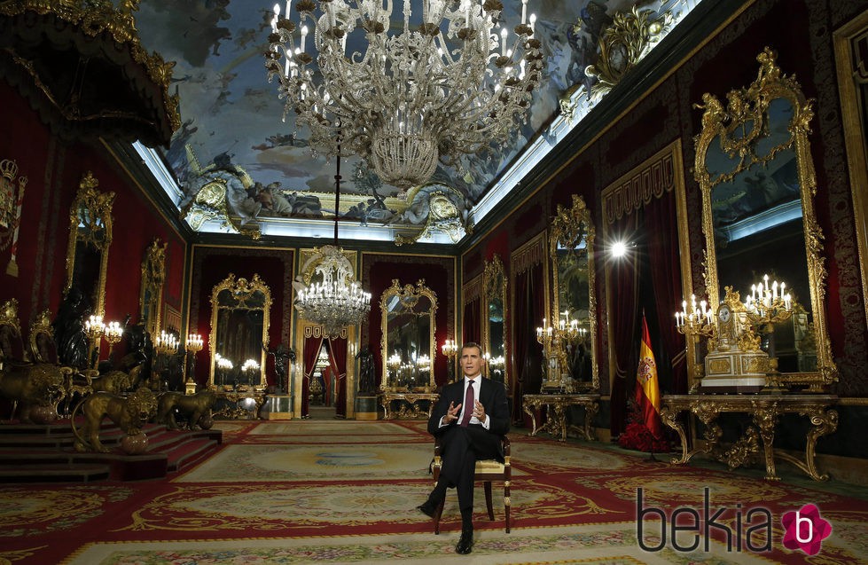 El Rey Felipe VI dando su discurso de Navidad desde el Palacio Real
