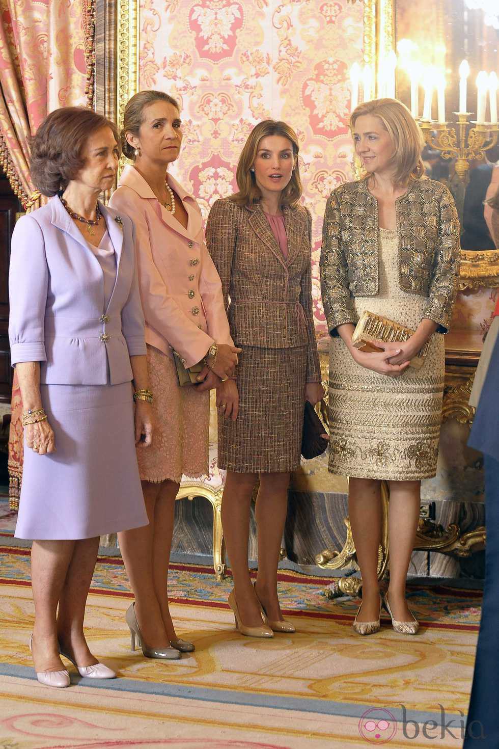 9581_las-mujeres-de-la-familia-real-en-el-palacio-real-el-dia-de-la-hispanidad.jpg