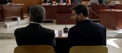 Leo Messi y su padre en su juicio por fraude fiscal en la Audiencia de Barcelona