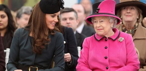 La Reina de Inglaterra y Kate Middleton charlando