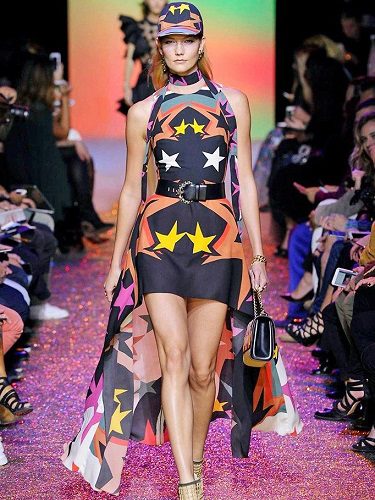 El salto de estilo lo encontramos en su colección prêt-à-porter