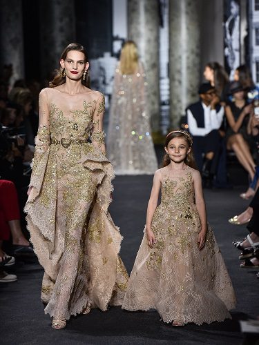 En la pasarela de Alta Costura de París 2017 sorprendió con un desfile adulto e infantil