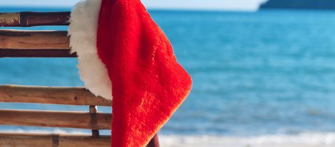 Gorro de Papá Noel en la playa