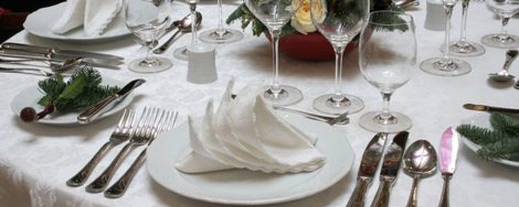 Una mesa de Navidad totalmente en blanco