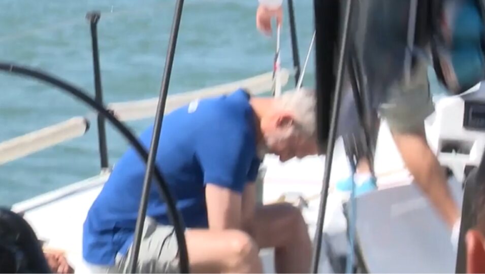 La botavara cae a centímetros del Rey Felipe VI | Foto: Telecinco.es