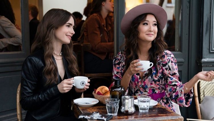 Ashley Park y Lily Collins en un fotograma de 'Emily in Paris'
