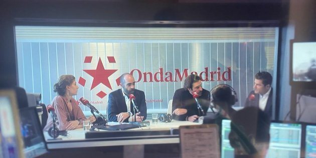 Alfonso Merlos en su cameo de Netflix con otros actores