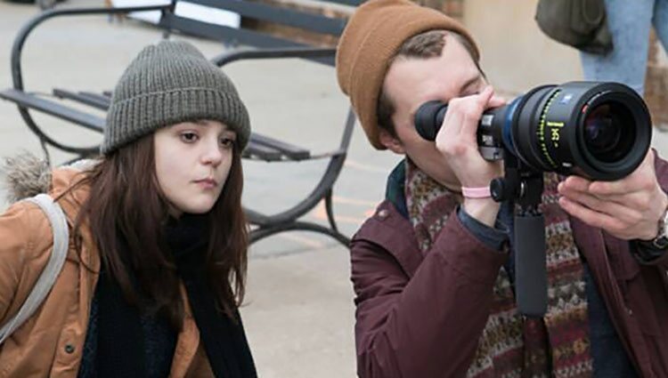 Kathryn Prescott junto a un amigo en Nueva York en diciembre de 2016 / Foto:Instagram