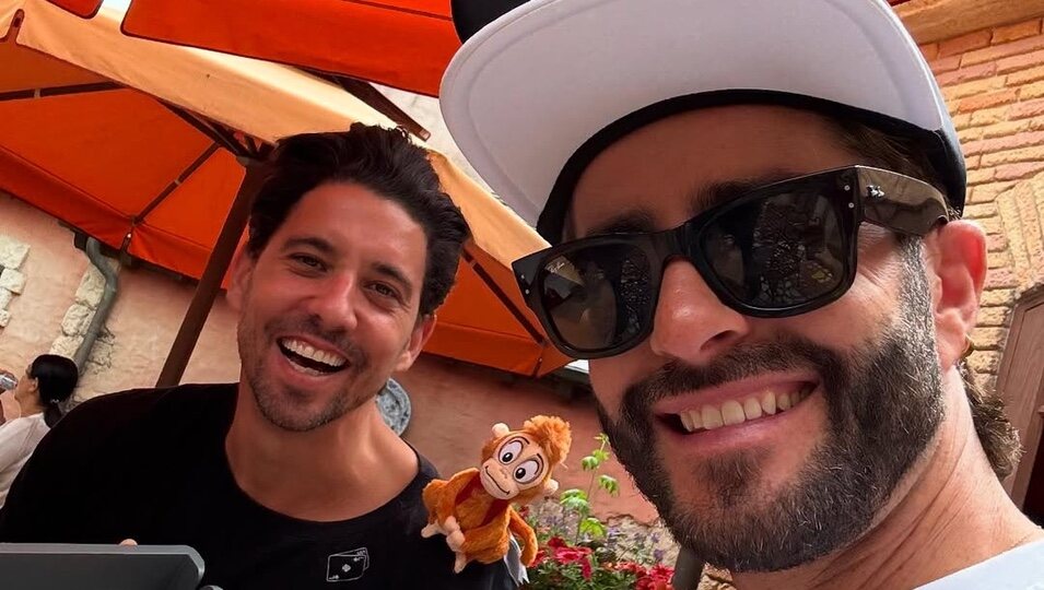 Pelayo Díaz y Gal Marom juntos en Disneyland | Foto: Instagram 