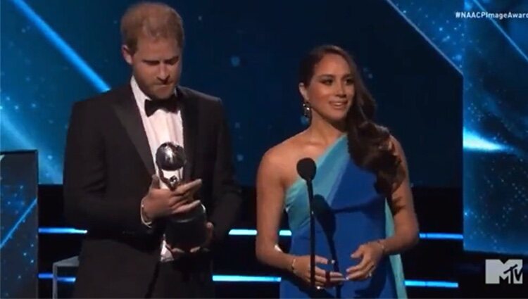 El Príncipe Harry y Meghan Markle agradecen el premio | Foto: BET Networks
