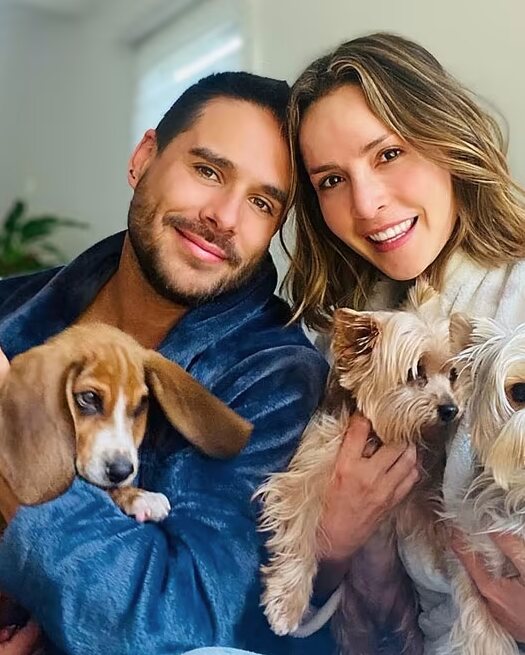 Carmen Villalobos y Sebastián Caicedo con sus mascotas/ Foto: Instagram