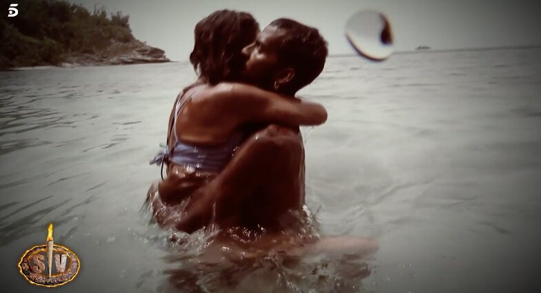 Anabel y Yulen se besan mientras disfrutan de un baño en el mar | Fuente: telecinco.es