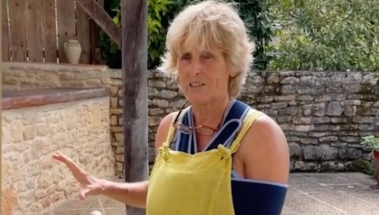 Mercedes Milá, con un peto amarillo y el brazo en cabestrillo | Foto: Instagram