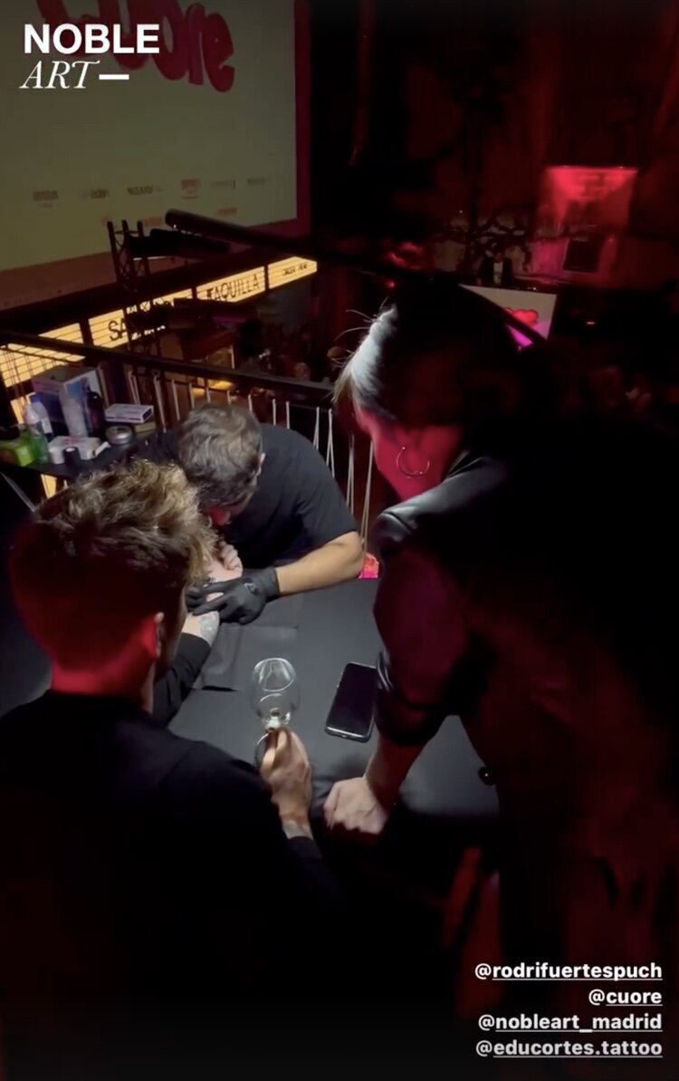Adara y Rodri en el momento del tatuaje | Instagram