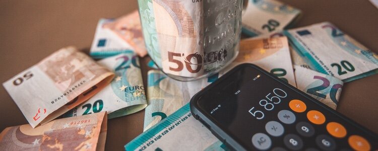 Pagar con dinero en efectivo evita que se use la tarjeta de crédito o débito