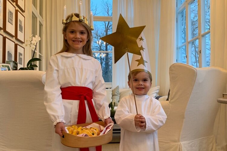 Estela y Oscar de Suecia celebrando el Día de Santa Lucía