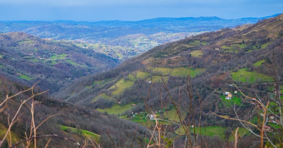 Vista de Turón, en el concejo de Mieres, Asturias, escenario de la novela 'Lo que oculta la tierra'