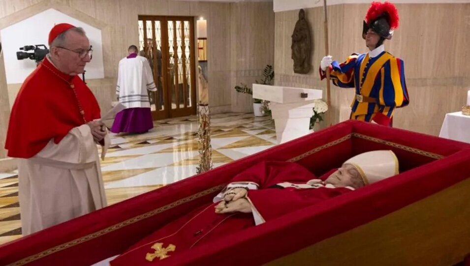 Imagen del Papa Francisco en el féretro difundida por El Vaticano