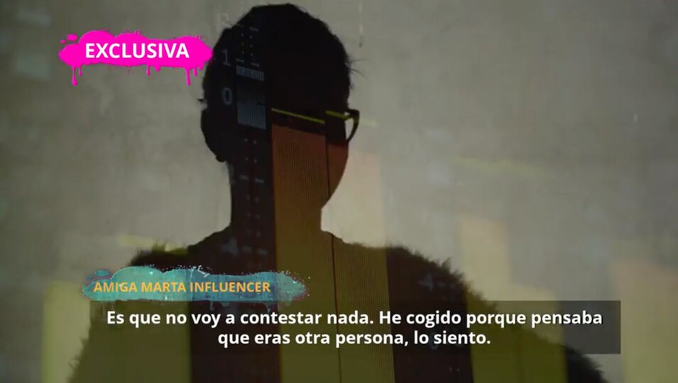 Alejandro Rodríguez, periodista en 'Tardear', habla por teléfono con una amiga de la influencer