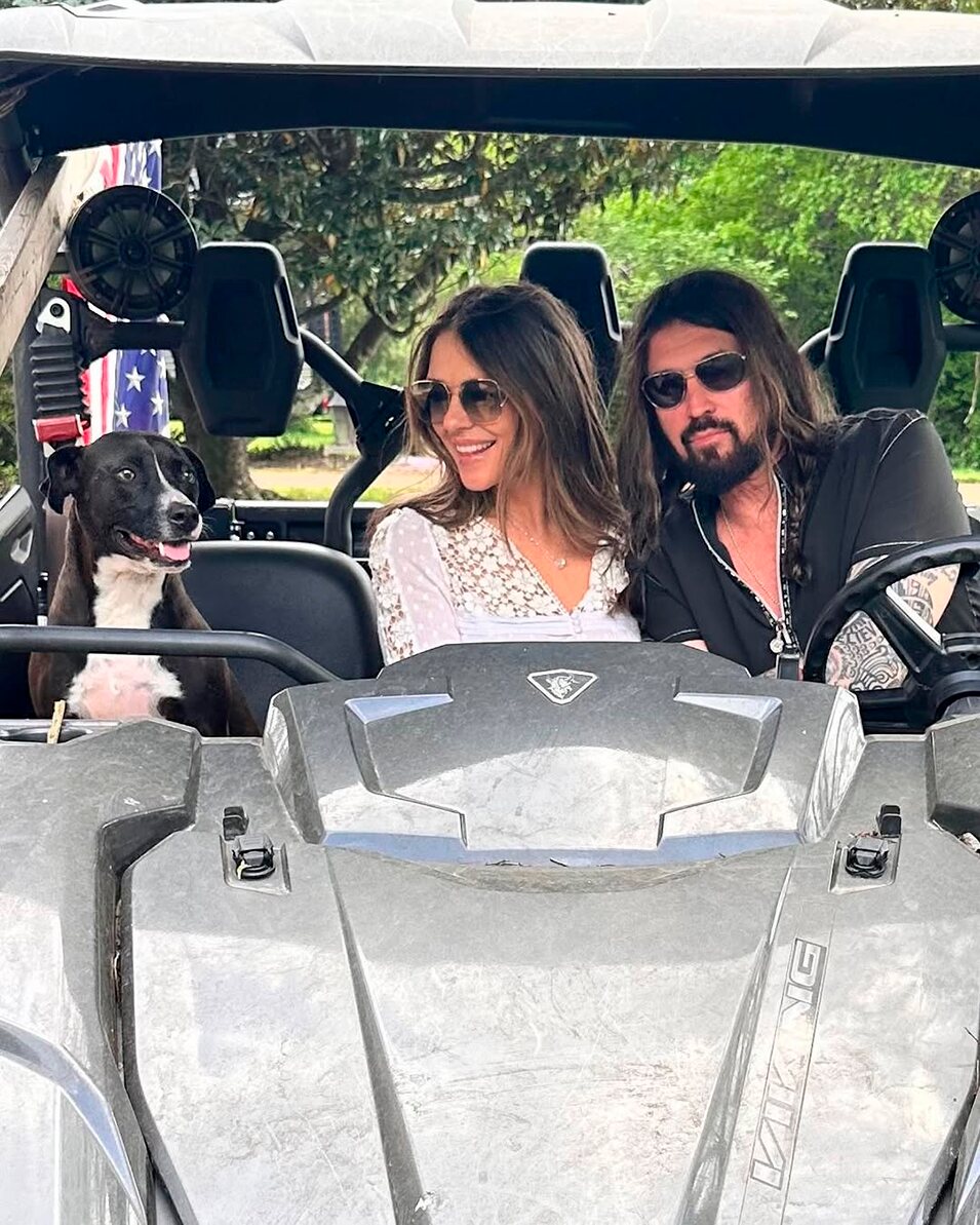 Elizabeth Hurley y Billy Ray Cyrus en Tennessee | Instagram