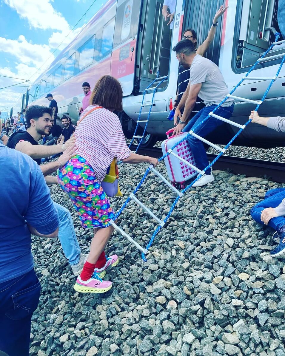 Ágatha Ruiz de la Prada en un tren durante el apagón | Instagram