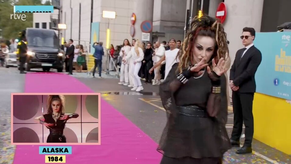 Desfile de caras conocidas. Aquí, Adela González | Foto: rtve