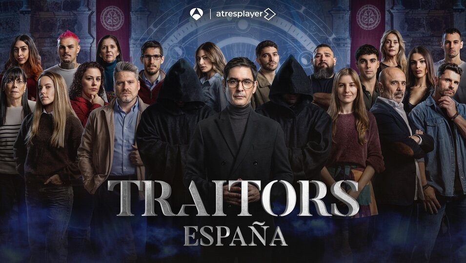 El presentador Juanra Bonet y los 18 concursantes de 'Traitors España' | Foto: Atresmedia