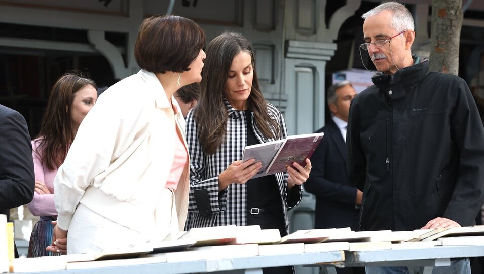 La Reina Letizia en su visita a la Feria de Libros permanente de Madrid 'Cuesta de Moyano'