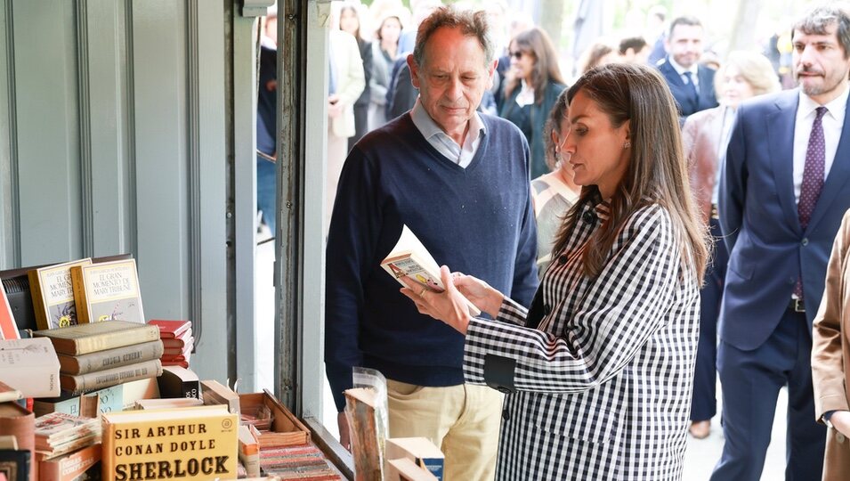 Queen Letizia durante la visita que hizo a la feria permanente del libro de Madrid 'Cuesta de Moyano'