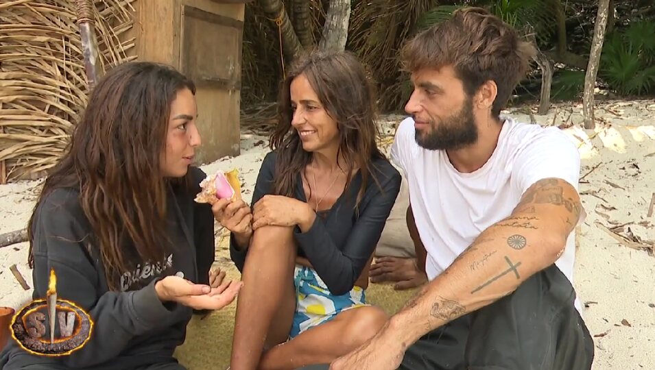 Anita y Montoya responden a las comprometedoras preguntas de amor de Carmen Alcayde l Foto: Telecinco.es