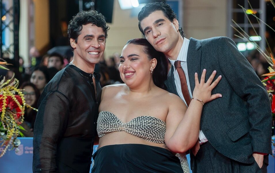 Blanca Martínez Rodrigo con los Javis, productores de la serie 'Mariliendre'