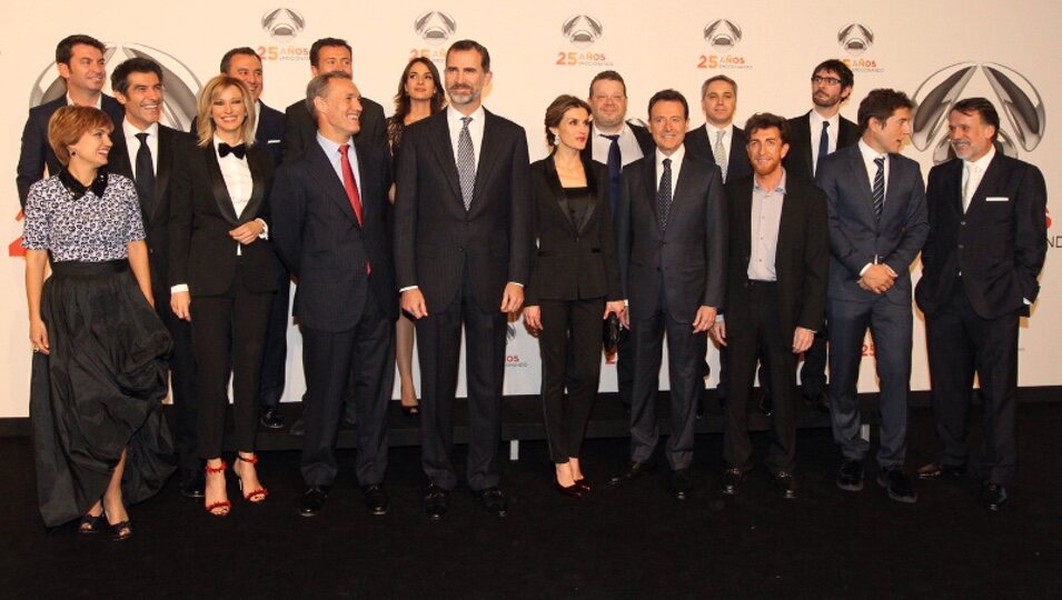 Los reyes con José Creuheras, presidente del Grupo Planeta y de la Corporación Atresmedia, y presentadores de Antena 3