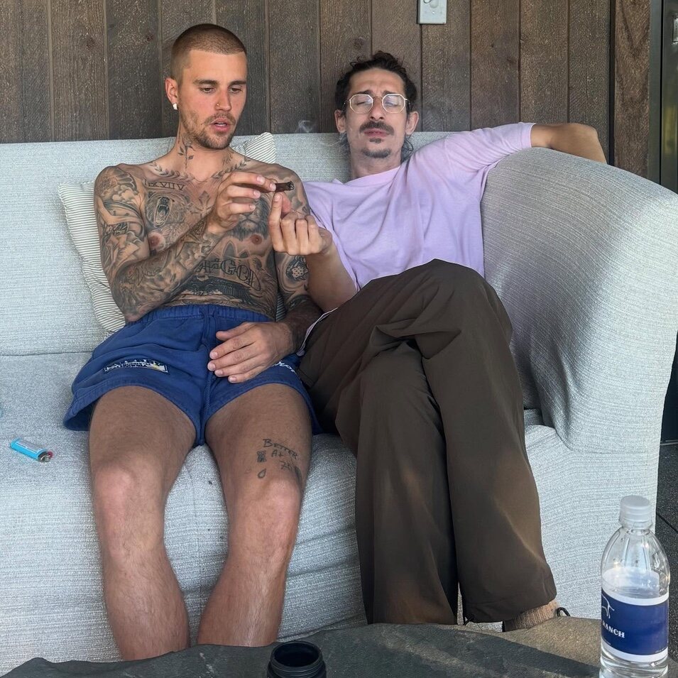 Justin Bieber fumando con un amigo | Instagram