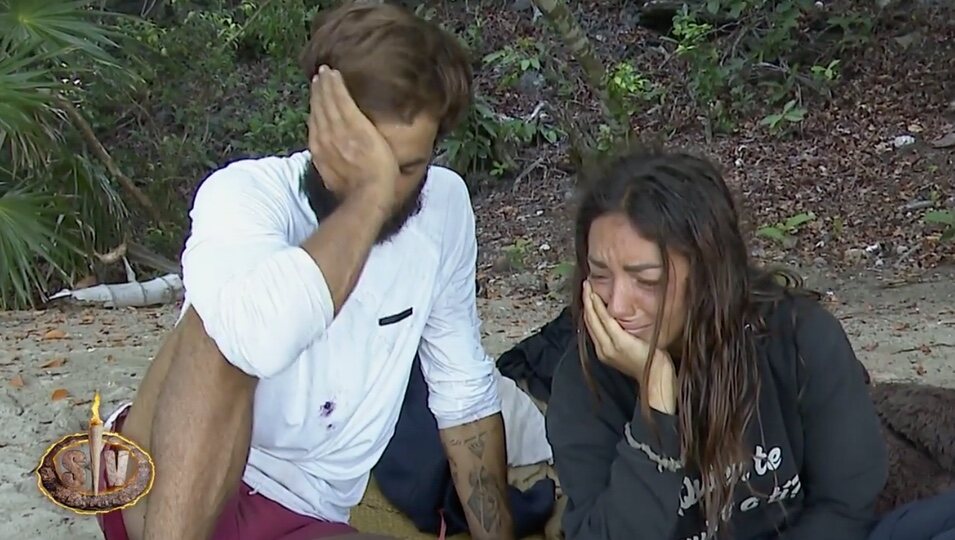 Los compañeros continúan cargando contra Anita y Montoya en la playa l Foto: Telecinco.es