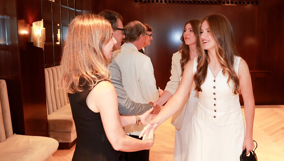La Princesa de Asturias y la Infanta Doña Sofía durante los saludos a las autoridades que les recibieron a su llegada | Casa Real