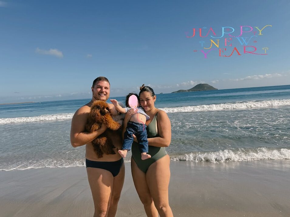 Pablo Pisa y Steisy en la playa con su hija | Instagram