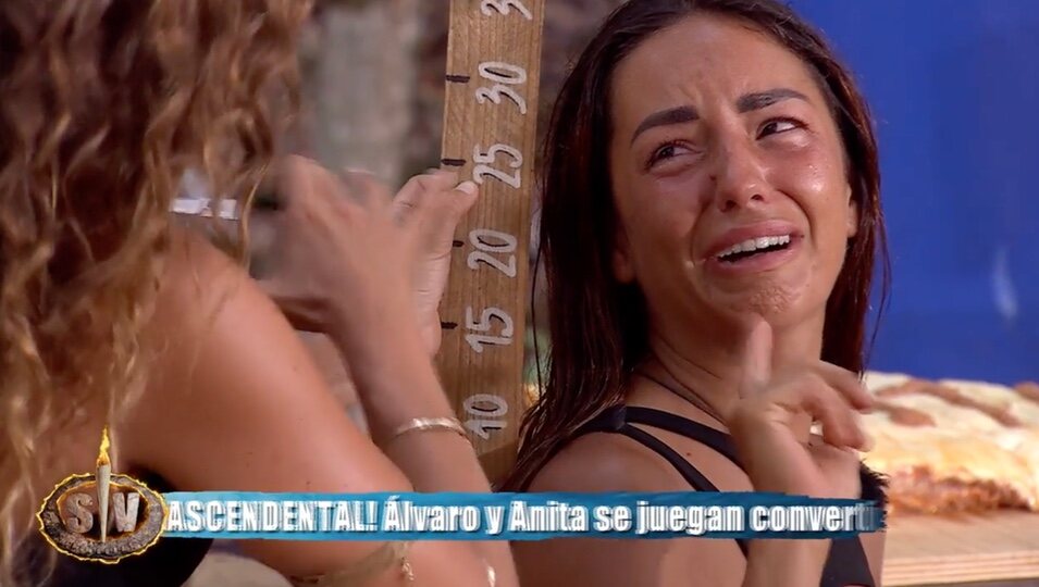 Anita decidiendo los centímetros | Foto: telecinco.es
