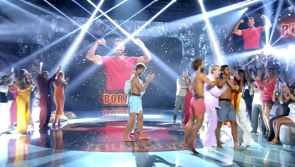 Borja está hecho con el Premio ganador de la realidad L Foto: Telecinco.es