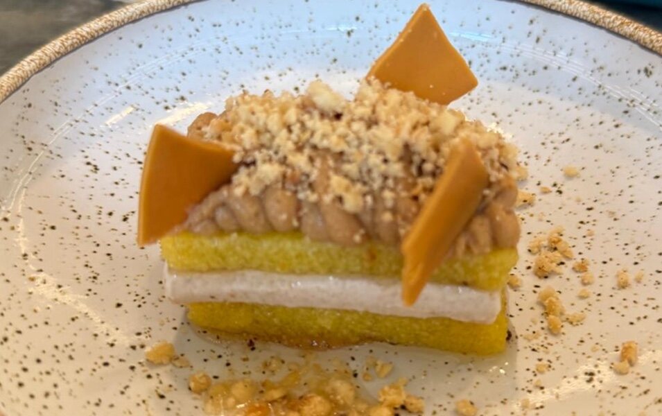 Una tarta de santiago actualizada fue el postre que honró la importancia del Camino de Santiago en la saga