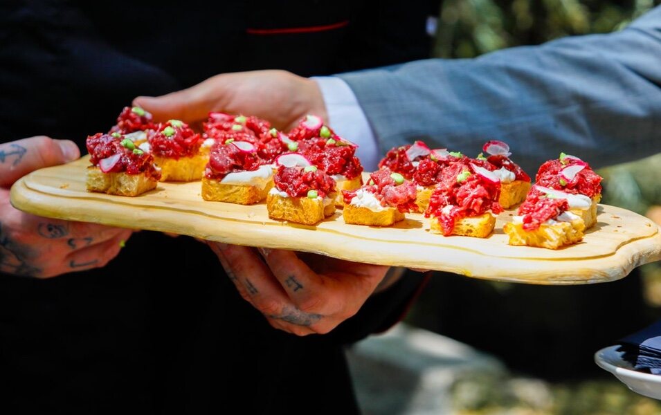 Tartar de ternera madurada ahumada con hoja de roble