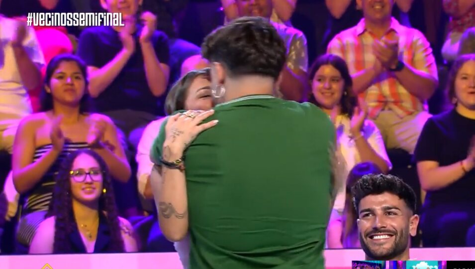 La pareja se reconcilia con un beso apasionado en el set l Foto: Telecinco.es