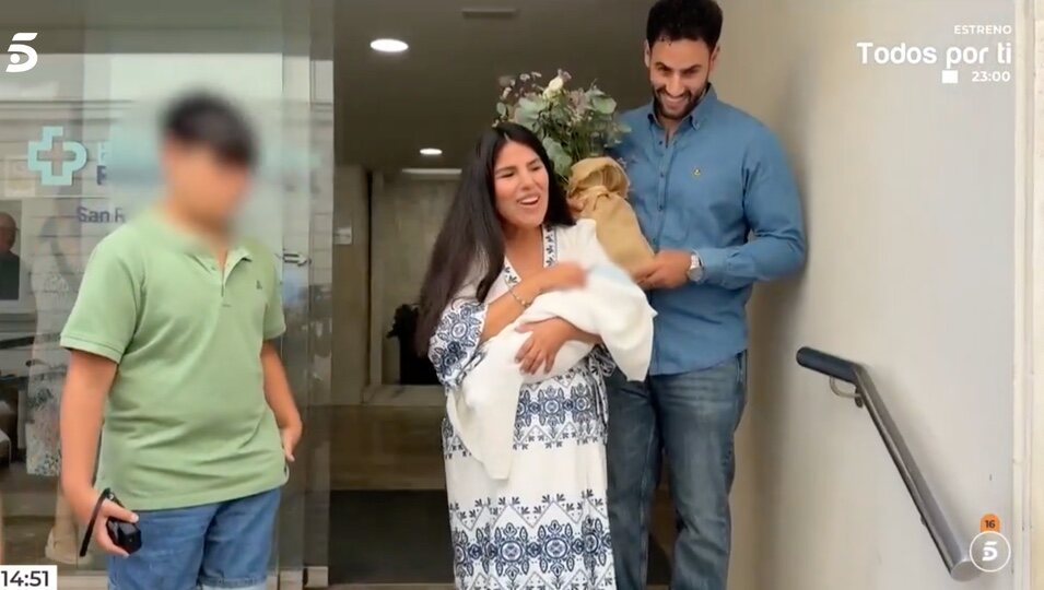 Isa Pantoja, Asraf y Alberto con el pequeño Cairo | Foto: telecinco.es