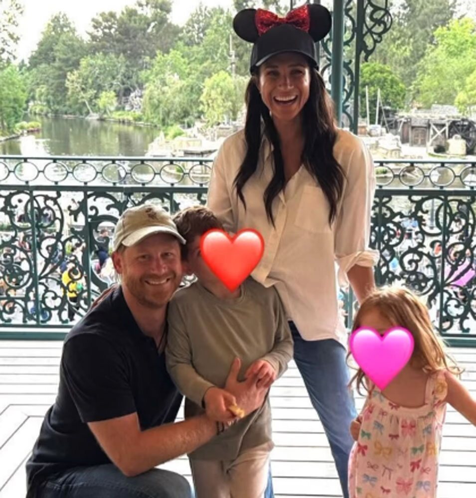 Príncipe Harry y Meghan Markle con sus hijos Archie y Lili