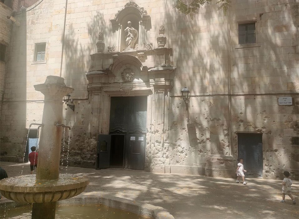 Parte de la Plaza de San Felipe Neri fue reconstruida tras los bombardeos italianos en la Guerra Civil, mientras que la fuente es de 1963