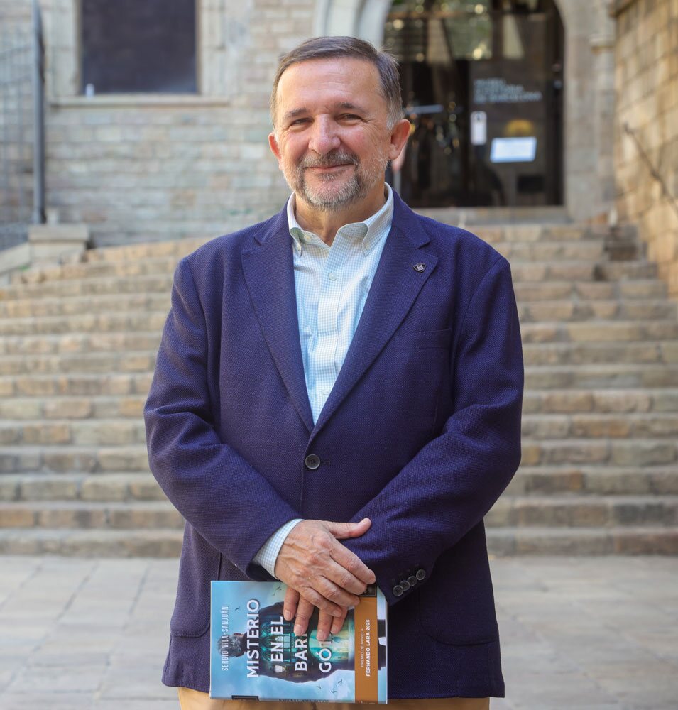 Sergio Vila-Sanjuán en la Plaza del Rey de Barcelona, donde se encuentra el Palacio Real Mayor