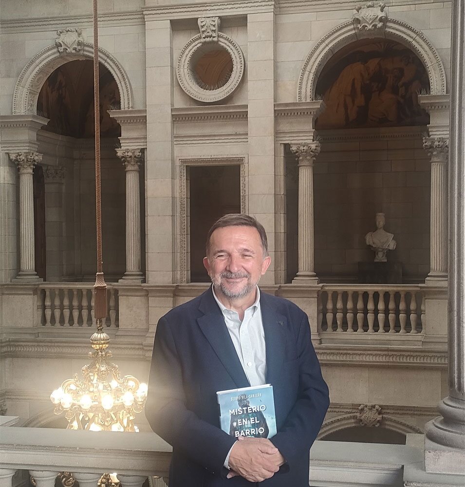 El autor de 'Misterio en el Barrio Gótico' en el Ayuntamiento de Barcelona
