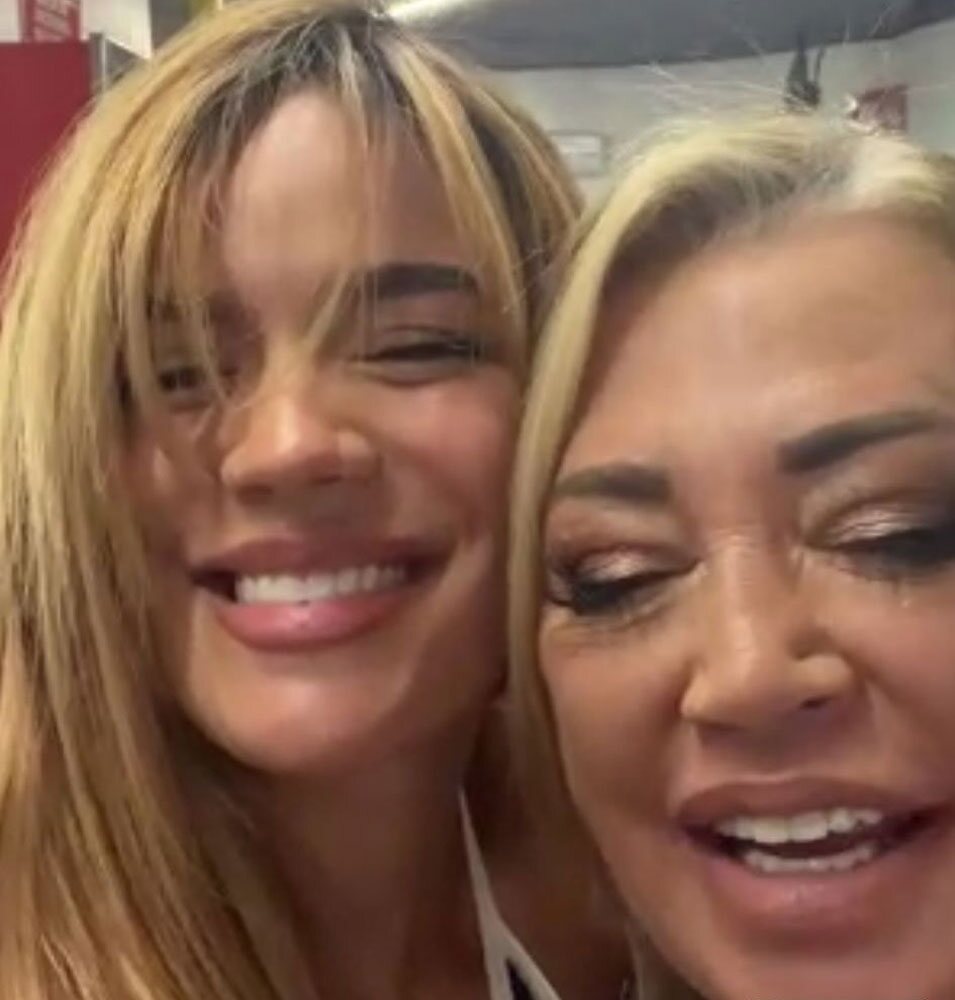 Karol G y Belén Esteban posando juntas