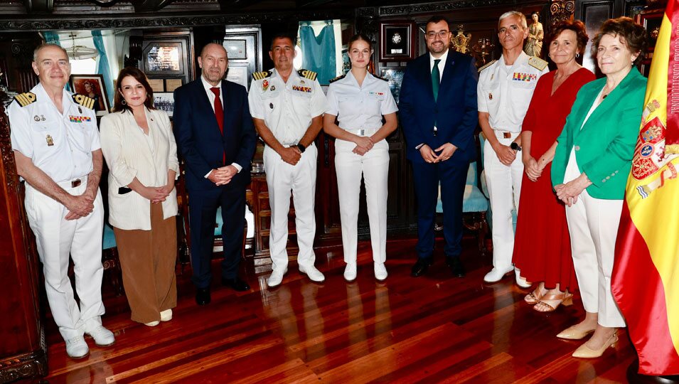 La Princesa Leonor con autoridades asturianas en una recepción en el Elcano en su escala en Gijón